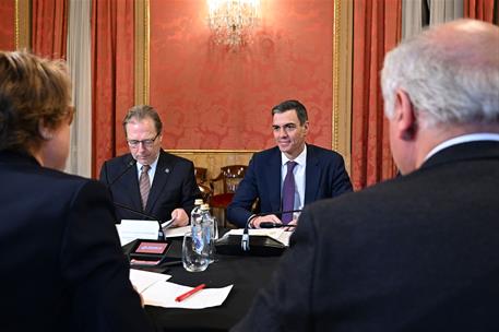 20/02/2025. Pedro Sánchez se reúne con los presidentes de las Cámaras de Comercio de Cataluña. El jefe del Ejecutivo, Pedro Sánchez, en el e...